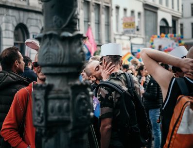 70 Estados  siguen penalizando los actos sexuales consensuados entre adultos del mismo sexo;  68 mediante disposiciones explícitas de la ley y 2  más de facto.  UNSPLASH / Massimo Rinaldi