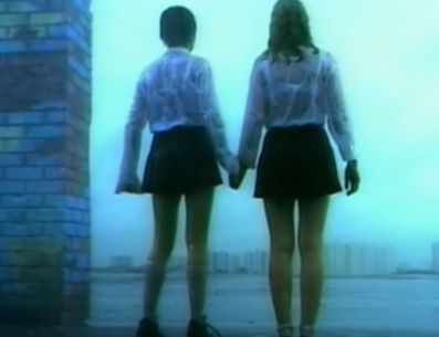 El clip del tema 'All the things she said' del dúo ruso t.A.T.u se ha convertido en uno de los íconos LGBT+ más importantes de la historia al mostrar, por primera vez, en un videoclip musical un beso entre dos mujeres. YOUTUBE/ tatu