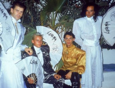 La agrupación española Locomía alcanzó la fama a principios de los años 90's con su singular forma de vestir y bailar. ESPECIAL/