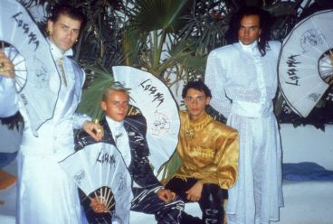 La agrupación española Locomía alcanzó la fama a principios de los años 90's con su singular forma de vestir y bailar. ESPECIAL/