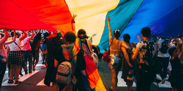 "Im not here to make friends", se corona como un nuevo himno queer, ligado a la cultura LGBT+, no obstante rodeado de críticas y polémica. UNSPLASH/Mercedes Mehling