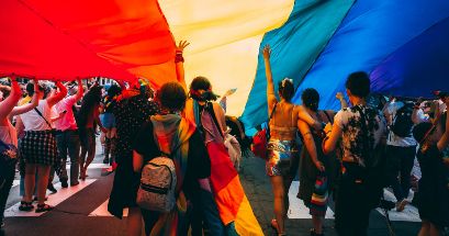 "Im not here to make friends", se corona como un nuevo himno queer, ligado a la cultura LGBT+, no obstante rodeado de críticas y polémica. UNSPLASH/Mercedes Mehling