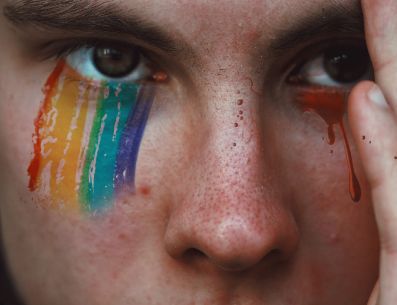 Reconocer los derechos de la comunidad LGBT+ no se trata de otorgar privilegios, sino de aceptar que no por ser gay o trans son menos valiosos que la comunidad cis heterosexual. “Lo que duele no es ser homosexual, sino que lo echen en cara como si fuera una peste”. Chavela Vargas. UNSPLASH/A. Swancar