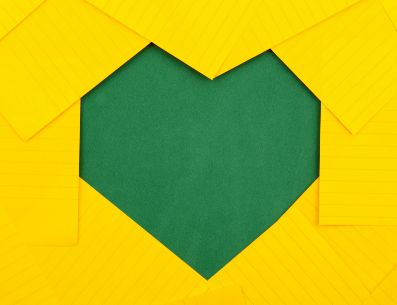 El color de la visibilidad arromántica es el verde, y lo podemos apreciar tanto en su bandera como en forma de corazones verdes. UNSPLASH/V. Hryshchenko