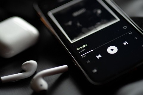 Una lista de canciones para ambos siempre es una buena idea para que pareja se acuerde siempre de ti. UNSPLASH/ Filip