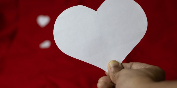 Si aún no sabes qué regalo hacerle a tu pareja este 14 de febrero, toma la delantera y demuéstrale tu amor de una manera sincera con estos tips. UNSPLASH/ saif71