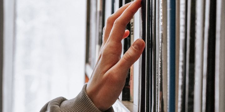 Esta novela fue publicada tras haber ganado el Premio Juan Grijalbo de 1978. UNSPLASH/Guzel Maksutova