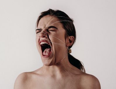 Las violencias que atraviesan las mujeres, se multiplican cuando se suma la el estigma por la orientación sexual, siendo una mujer lesbiana o bisexual doblemente violentada. UNSPLASH/N. Buscher