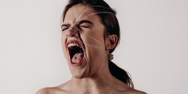 Las violencias que atraviesan las mujeres, se multiplican cuando se suma la el estigma por la orientación sexual, siendo una mujer lesbiana o bisexual doblemente violentada. UNSPLASH/N. Buscher
