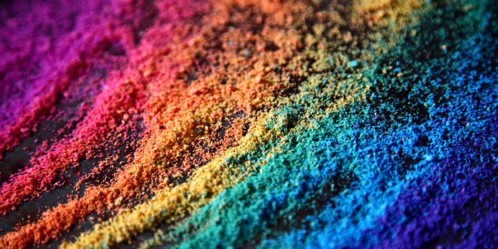 La música no distingue géneros y este grupo lo demuestra portando con orgullo los colores del arcoiris. UNSPLASH/Alexander Grey