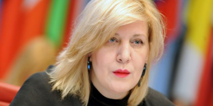 Dunja Mijatović también hizo un llamado urgente para poner fin a las "terapias de conversión" para personas LGBT+. TWITTER/ @CommissionerHR