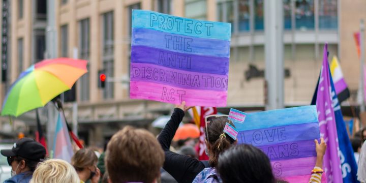 Una persona bisexual no solamente se enamora de hombres y mujeres, sino también de personas trans o no binarias, ¡no creerlo es bifobia! UNSPLASH/Nikolas Gannon