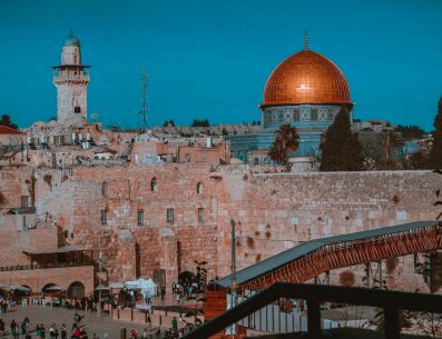 El matrimonio igualitario llevado a cabo en otro país sí es reconocido en Israel. UNSPLASH/Josh Appel