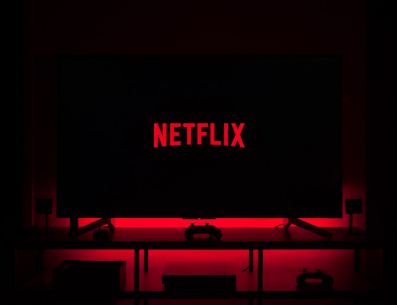 Algunas de las películas de nuevo cine mexicano que están en Netflix son "Polvo" (2019), "La boda de la abuela" (2020) y "Cuarentones" (2022). UNSPLASH/Thiabault Penin