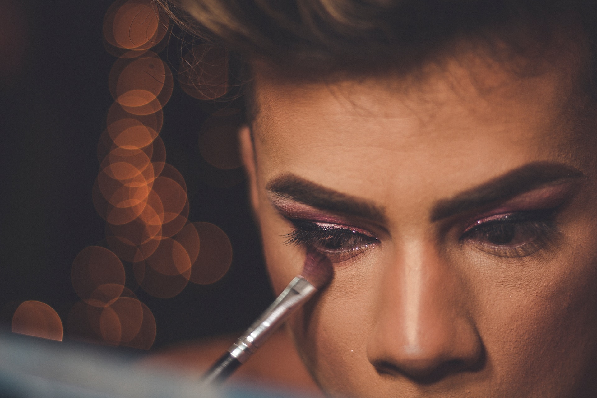 El drag es considerado un arte porque se trata de un movimiento artístico (transgresor) a través de la transformación del propio cuerpo. UNSPLASH/Jesús Boscán