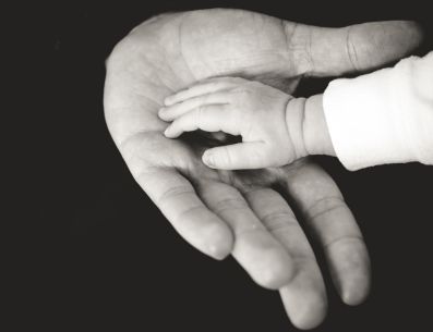 A pesar de los avances en reconocimiento de género, se sigue considerando madre a quien da a luz y padre a quien contribuye a la fecundación con su esperma. UNSPLASH/Liane Metzler