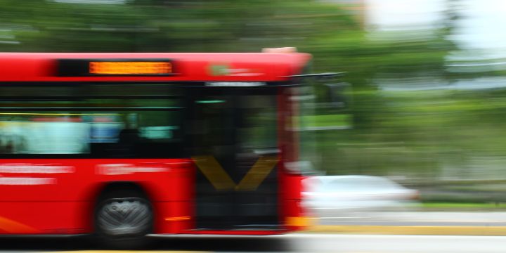 Hombre amenaza con golpear a pareja lésbica en Metrobús de Línea 6. UNSPLAHS/Alejandro Orozco