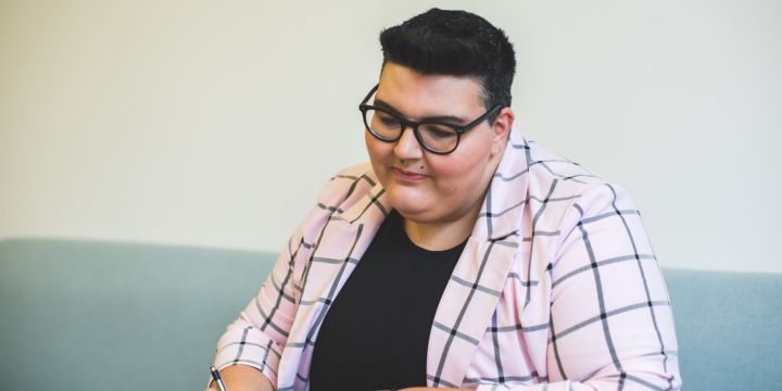 Te compartimos el teléfono de contacto para que te comuniques. UNSPLASH/Allgo An App For Plus Size People