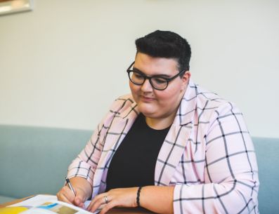 Te compartimos el teléfono de contacto para que te comuniques. UNSPLASH/Allgo An App For Plus Size People