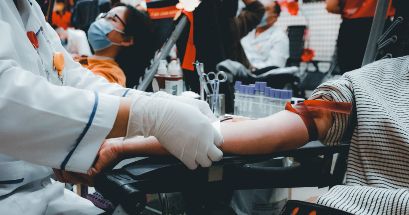 El regulador de EE.UU. actualiza su recomendación para donar sangre e incluir a más gais. UNSPLASH /Nguyễn Hiệp