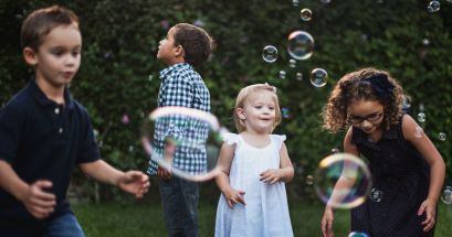 Las impulsoras de la acusación aseguran que se deja fuera a los padres que no comparten "esas ideologías". UNSPLASH/Katherine Hanlon