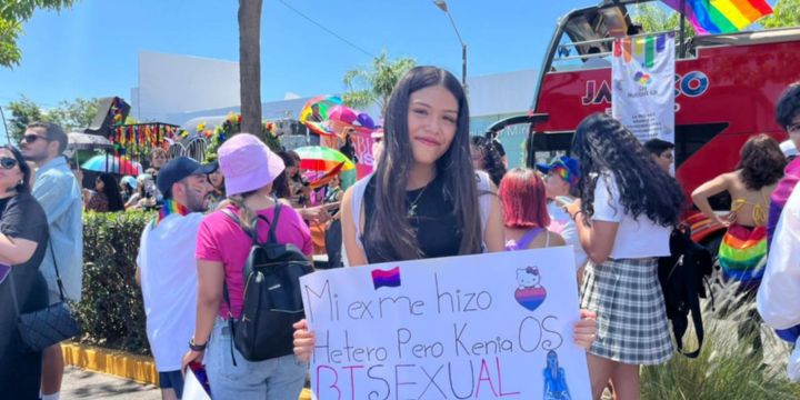 Fue poco antes de las 14:00 horas que inició la marcha con rumbo al Centro de la ciudad con cientos de personas vestidas con los colores de la bandera LGBT+. P. Mendoza
