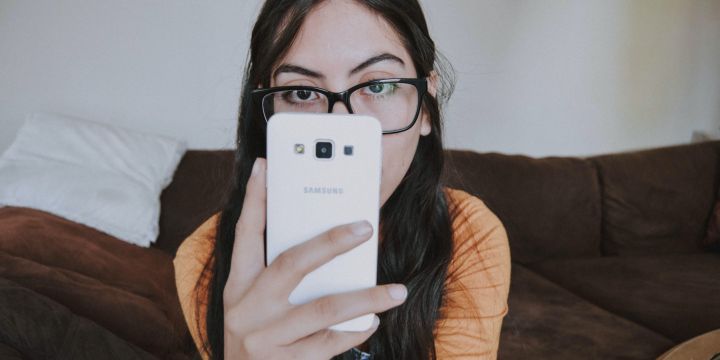 La comunicación es básica para prevenir conductas antisociales, y el acercamiento a los jóvenes debe ser primordial para generar confianza y evitar riesgos. UNSPLASH/Bianca Castillo