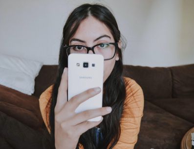La comunicación es básica para prevenir conductas antisociales, y el acercamiento a los jóvenes debe ser primordial para generar confianza y evitar riesgos. UNSPLASH/Bianca Castillo