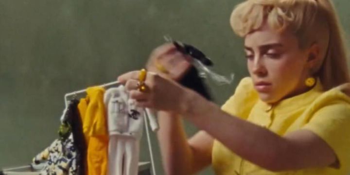 En el videoclip Eilish aparece como pocas veces se ha visto, es decir, con un look más fresco que acompaña con un peinado retro. Instagram/@billieeilish