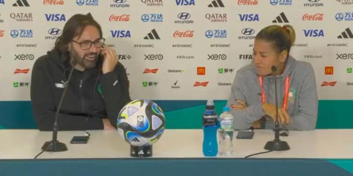 La reacción tanto del estratega Reynald Pedros, de origen francés, como de Ghizlane Chebbak, capitana de la selección de Marruecos, fue de risa e incredulidad. Twitter/@Footballl_Tweet