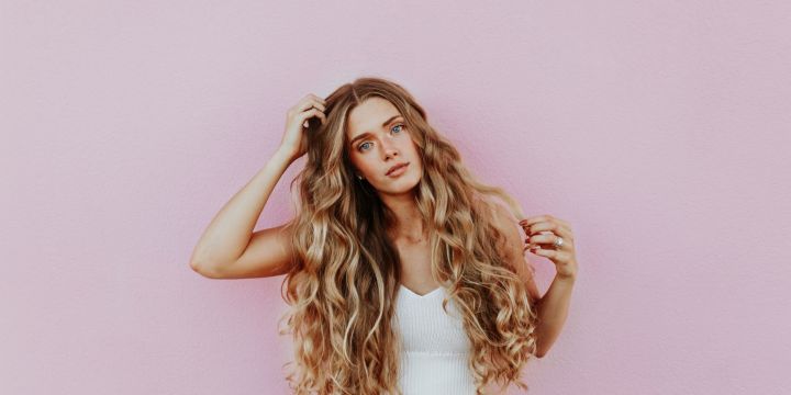 Tanto a adolescentes como a adultos jóvenes les interesa mucho cómo son percibidos en línea. UNSPLASH/averie woodard