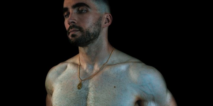 El término pornografía gay hace referencia a todo material que representa actos sexuales o eróticos que involucren a puros hombres. UNSPLASH/Norbert Buduczki