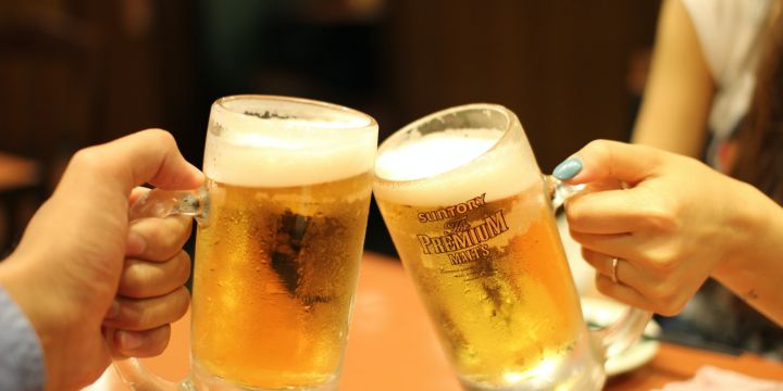 Las bebidas alcohólicas deben ser evitadas por las personas que padecen problemas renales. UNSPLASH/kazuend