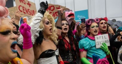 Los manifestantes llevaban pancartas con leyendas como “No a la censura”, así como banderas con los colores del arcoíris que distinguen al movimiento de la diversidad sexual. Twitter/@perchalgbt