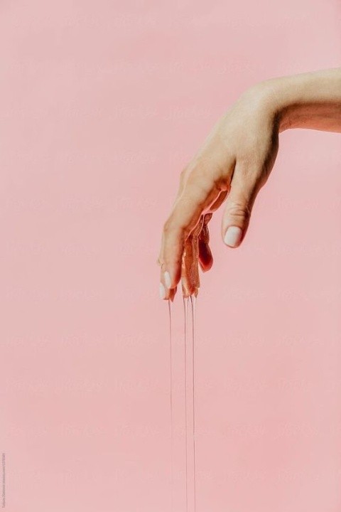 El uso de lubricante íntimo también ayuda a garantizar el bienestar de la mujer y el fin de posibles molestias durante las relaciones sexuales. PINTEREST