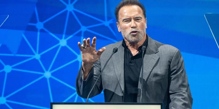 El enorme guardaespaldas del actor Arnold Schwarzenegger ha llamado la atención de los internautas por su gran aspecto físico; tanto, que un video en el que aparece junto al protagonista de "Terminator" ya se hizo virales. EFE/ ARCHIVO