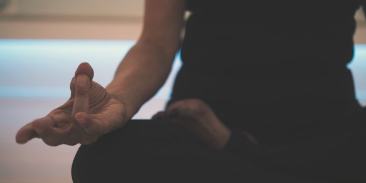 El yoga puede practicarlo personas de cualquier edad. UNSPLASH/JD Mason