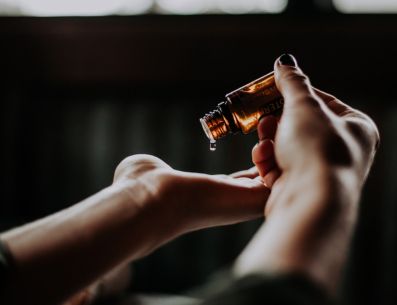 Los aceites eróticos añaden un toque sensual a los encuentros íntimos. UNSPLASH/Christin Hume