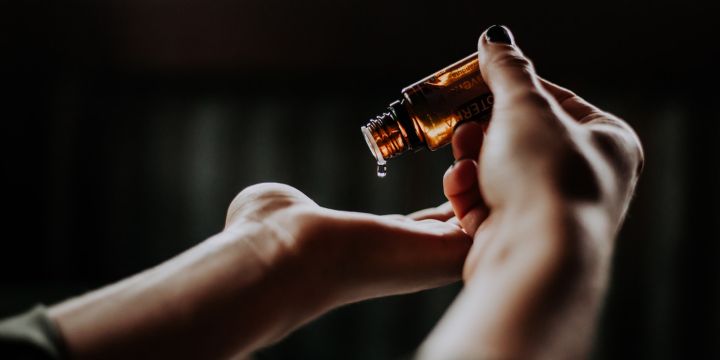 Los aceites eróticos añaden un toque sensual a los encuentros íntimos. UNSPLASH/Christin Hume
