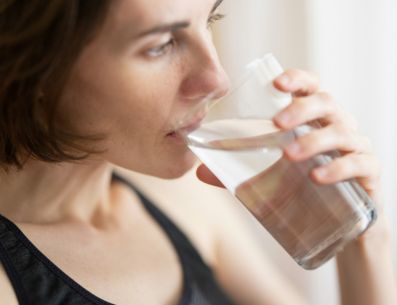 La hidratación consciente se presenta como un hábito sencillo, pero poderoso en el camino hacia la pérdida de peso.UNSPLASH/engin akyurt