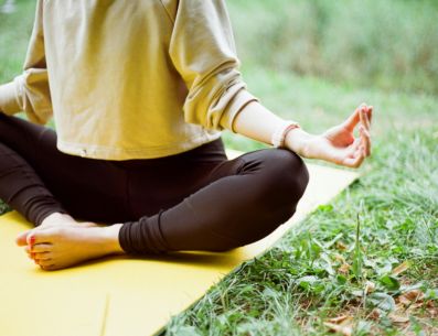Integra el yoga a tu rutina diaria y experimenta una mejora en tu bienestar general. UNSPLASH/hopefilmphoto