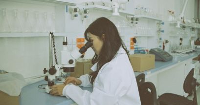Para participar en esta iniciativa, las interesadas deben ser mujeres mayores de edad, nacidas o con formación y residencia en algún país de Latinoamérica o Canadá y se requiere la autoría o liderazgo en al menos un proyecto STEM con un prototipo o prueba piloto. UNSPLASH/Diane Serik