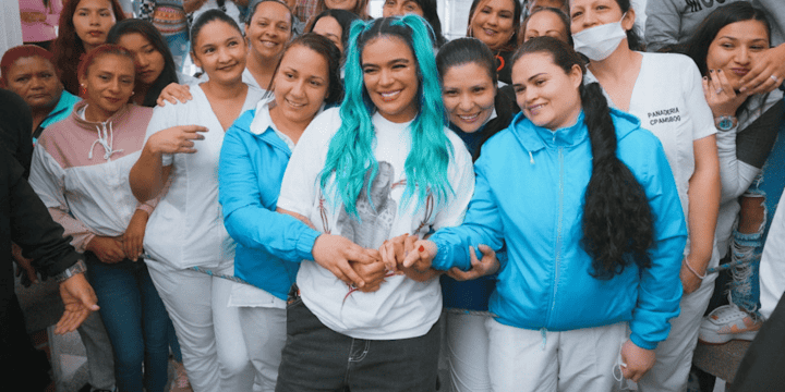 Karol G reunida con mujeres para el empoderamiento a través de su organización "Con Cora". FACEBOOK/Atlanta Latinos