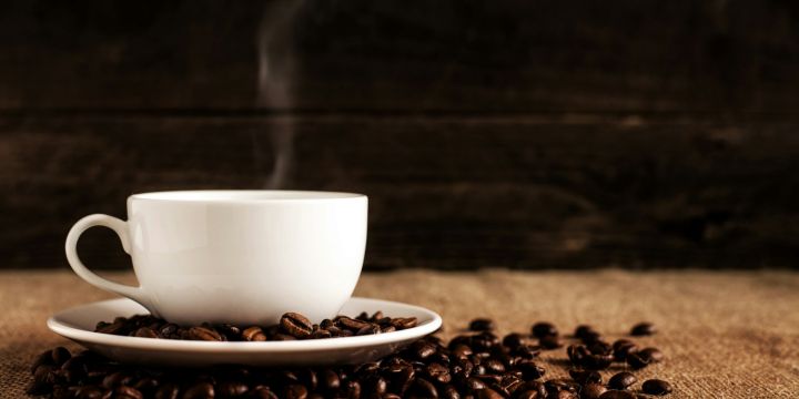 Según investigaciones respaldadas por The Medical Health Clinician, el consumo regular de café de lavanda con leche puede contribuir al bienestar emocional al reducir los síntomas de ansiedad, nerviosismo e inquietud. UNSPLASH/Mike Kenneally