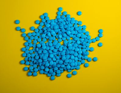 Aunque el viagra no requiere receta médica, hay quienes buscan lucrar con esta famosa pastilla azul. UNSPLASH/Michal Parzuchowski