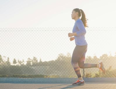 Además de los entrenamientos específicos de carrera, es importante complementarlos con ejercicios de fortalecimiento muscular. UNSPLASH/Andrew Tanglao