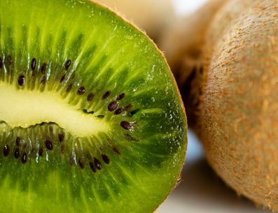 La Universidad de Harvard, entre otros factores, señala que entre las causas que dificultan la conciliación de un sueño reparador aparece la falta de algunas vitaminas y fibras, siendo ideal el kiwi. UNSPLASH/Sara Cervera