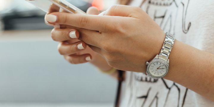 Esta app se ha comprometido a erradicar el abuso entre lxs usuarixs, por lo que le dan seguimiento a todas las denuncias y elimina a quienes violan sus reglas. UNSPLASH/Paul Hanaoka