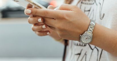 Esta app se ha comprometido a erradicar el abuso entre lxs usuarixs, por lo que le dan seguimiento a todas las denuncias y elimina a quienes violan sus reglas. UNSPLASH/Paul Hanaoka