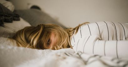 Aunque dormir boca abajo ayuda a mantener abiertas las vías respiratorias, puede llegar a tensar la columna y el cuello. UNSPLASH/Kinga Howard